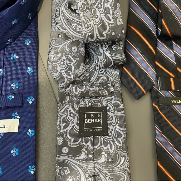 Lot 3 ties - Paul Smith, Ike Behar, Valentino. - Picture 3 of 3